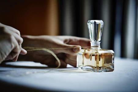 تست عطر در فروشگاه