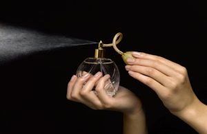 تست عطر در فروشگاه