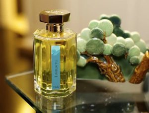 تست عطر در فروشگاه